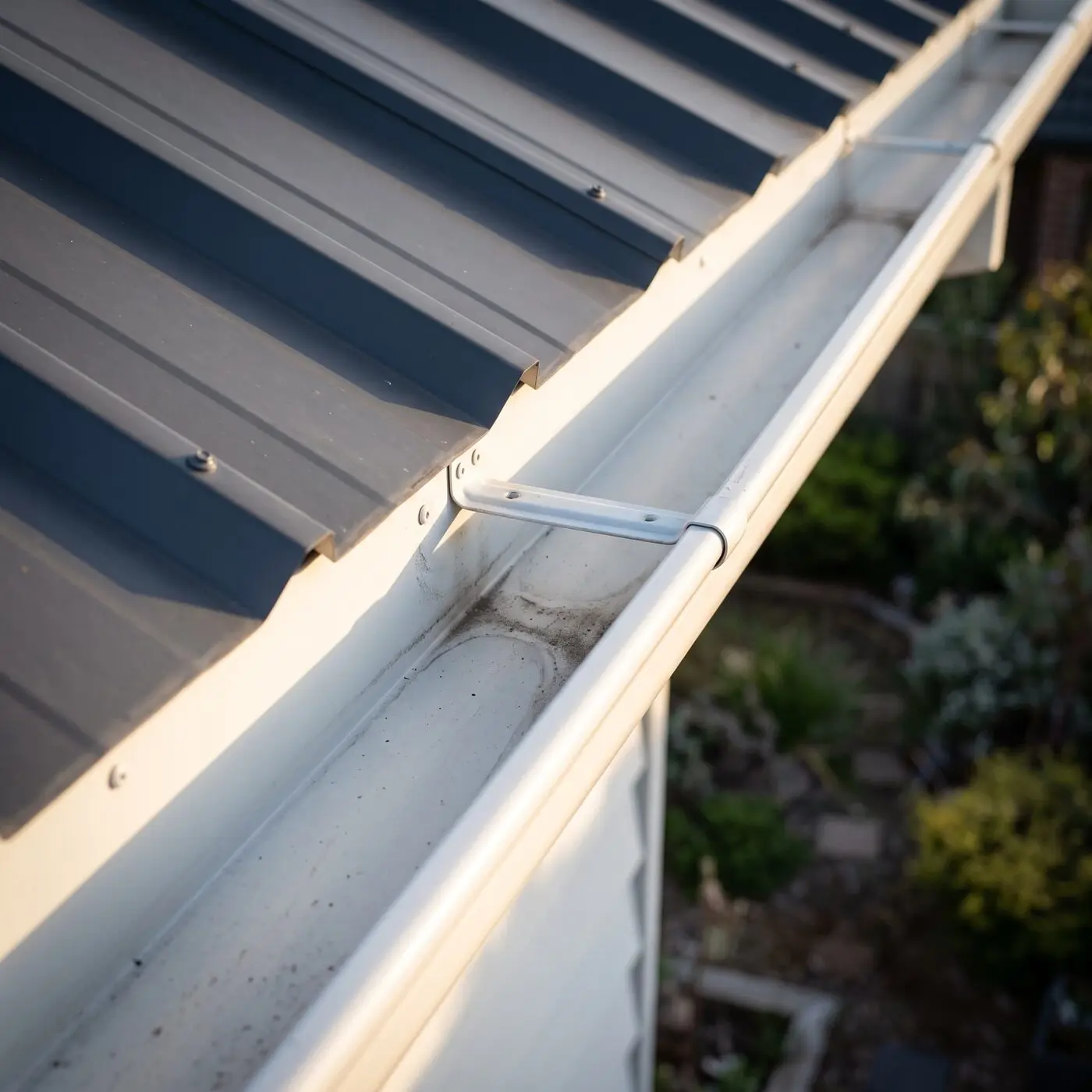 Gutter clearing and downpipe flushing in Melbourne
